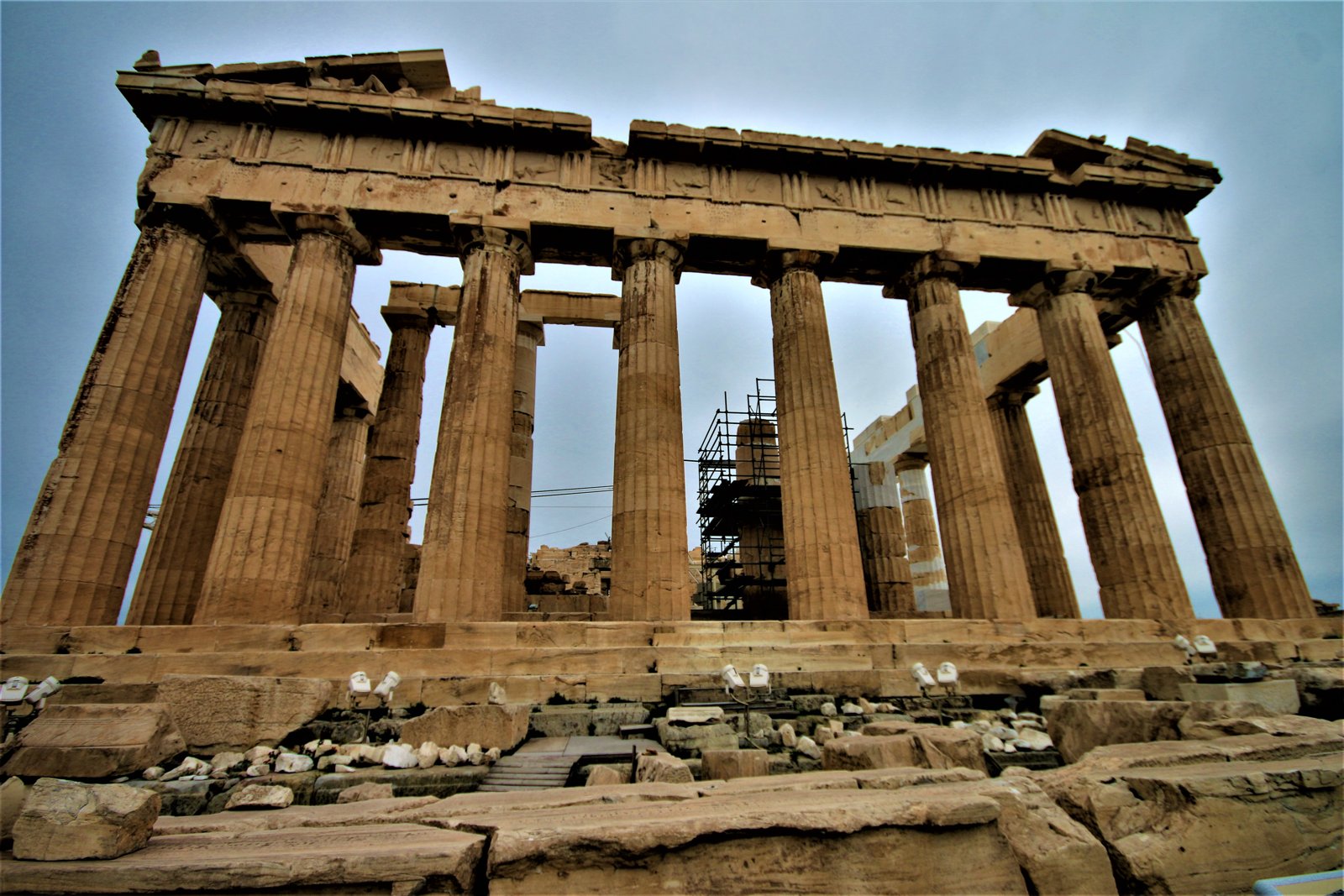 Historische Säulen eines Tempels in Athen.