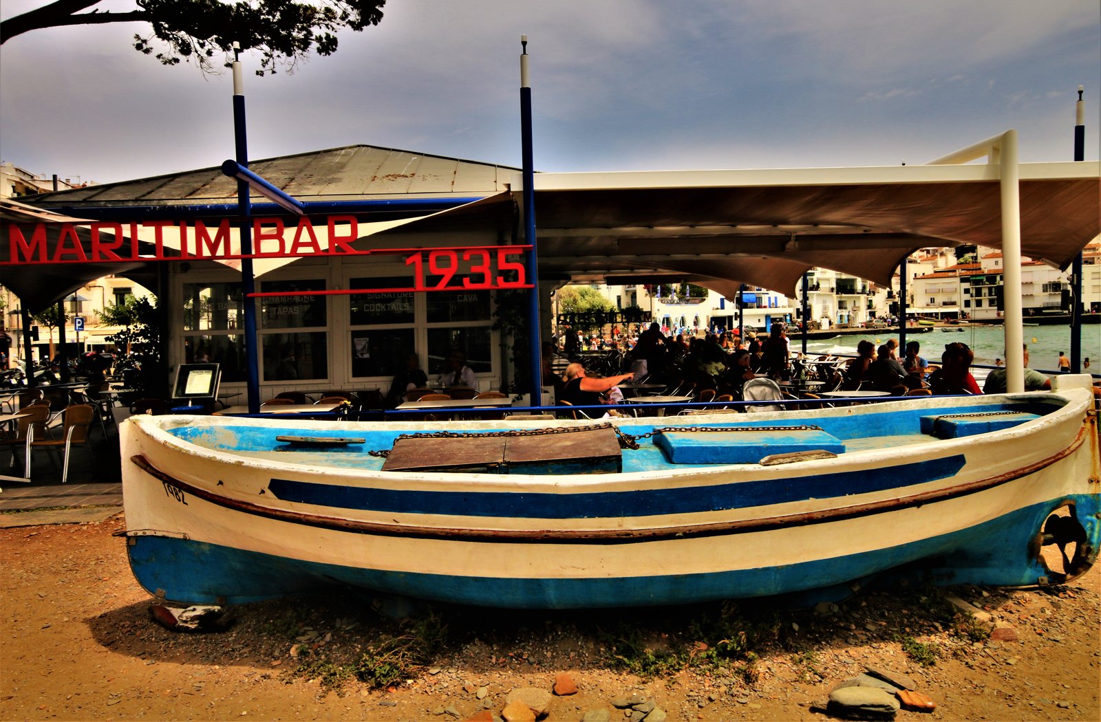 Ein Boot vor einer Bar in Cadaqués.