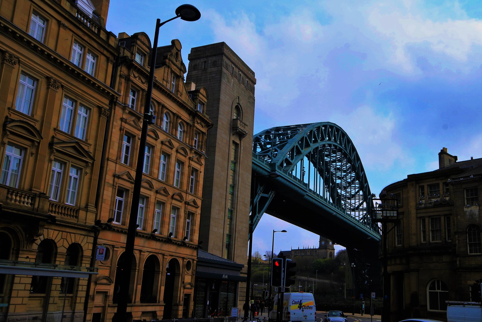 Historische Gebäude und eine Stahlbrücke in Newcastle.