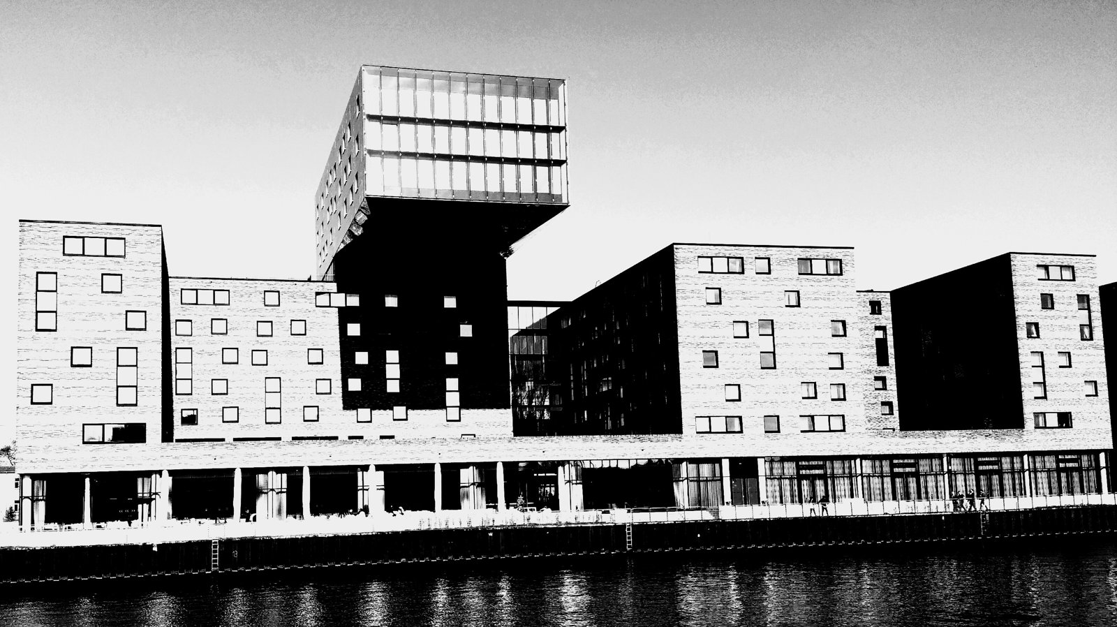 Moderne Parlamentsarchitektur am Wasser in Berlin.