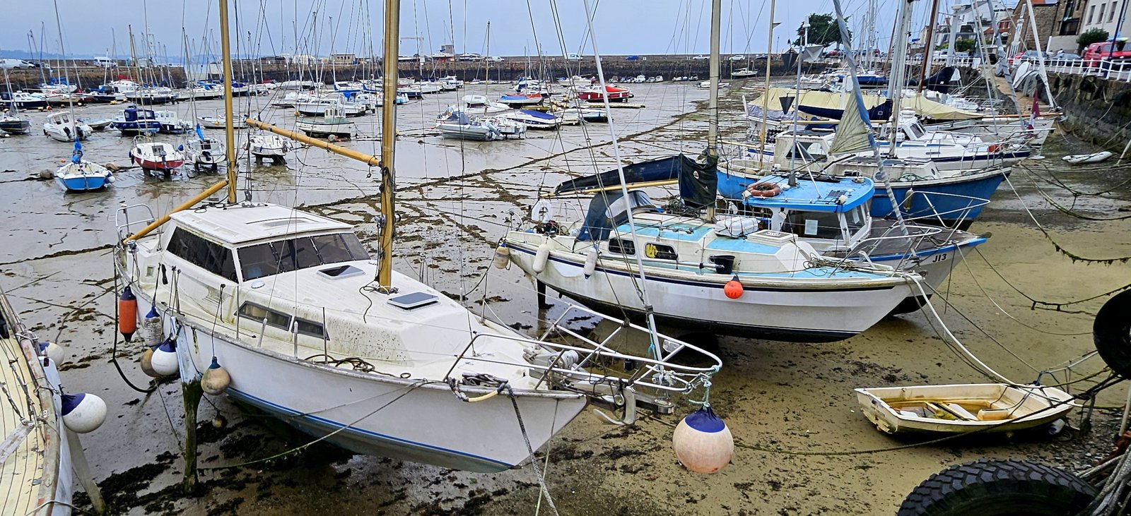 Segelboote liegen nebeneinander im Hafen von Jersey.